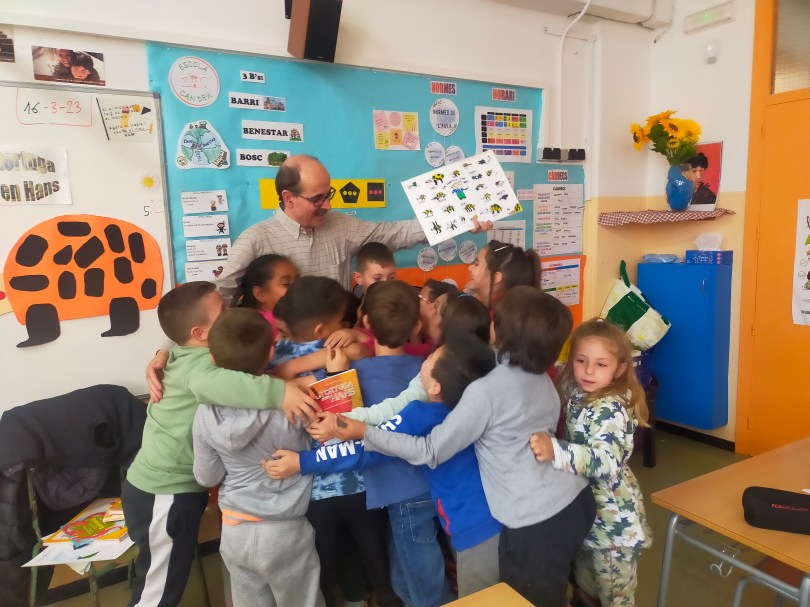 Pere Martí amb les alumnes de l'escola Can Deu de Sabadell