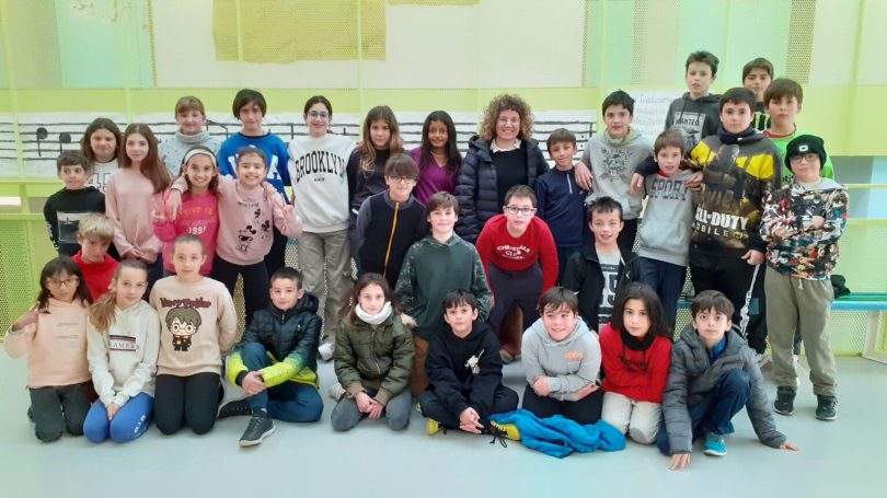 Tina Vallès amb els alumnes de l'escola El Castellot