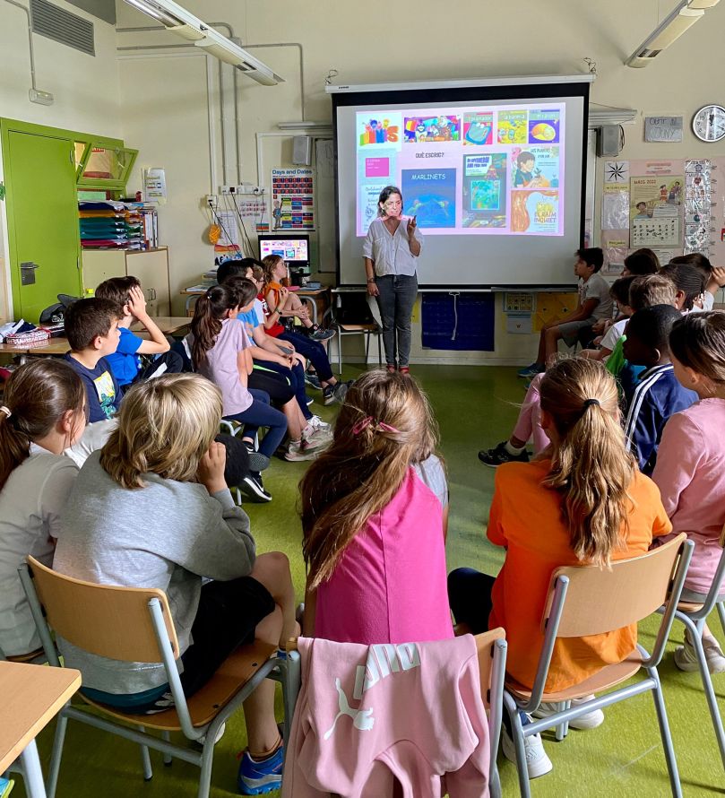 Elisenda Guiu amb alumnes de Les Savines. Foto de Sílvia Trepat