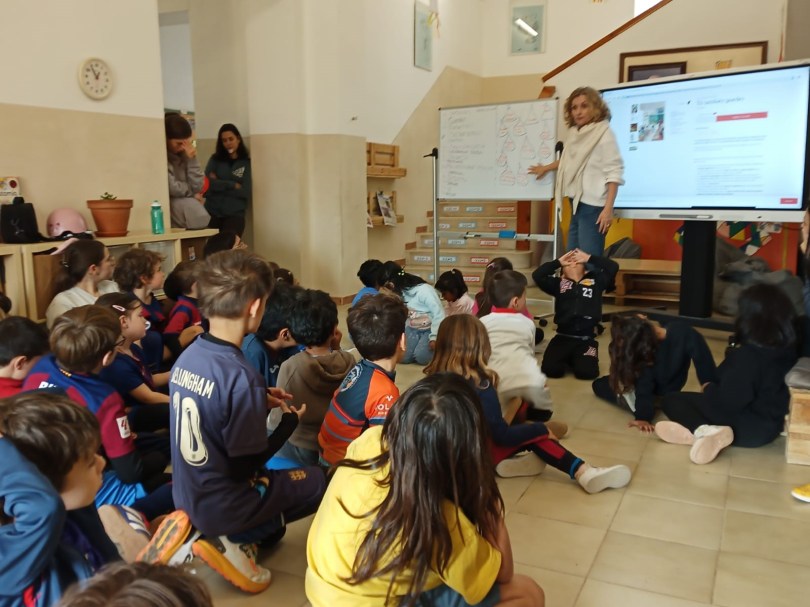 Anna Llauradó durant una visita de Lletres a les aules